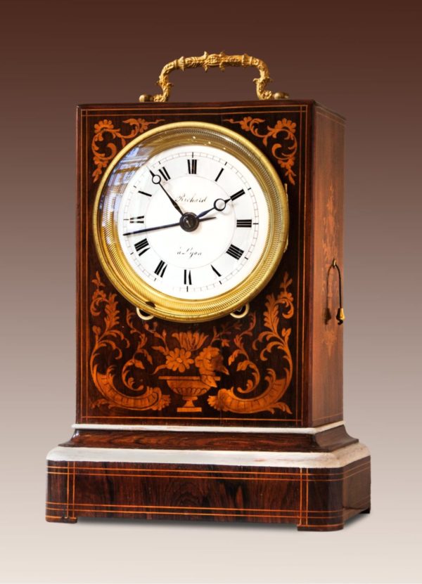 Louis Philippe pendule/capucine in palissander- met rozenhout gefineerde kast. Gesigneerd Richard à Lyon.